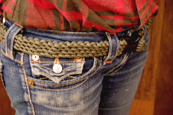 Woman Wearing Paracord Belt | Awesome Paracord Projects For Preppers
