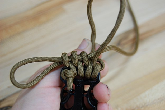 Tighten finger loop | How To Make A Paracord Belt: Step-By-Step Instructions