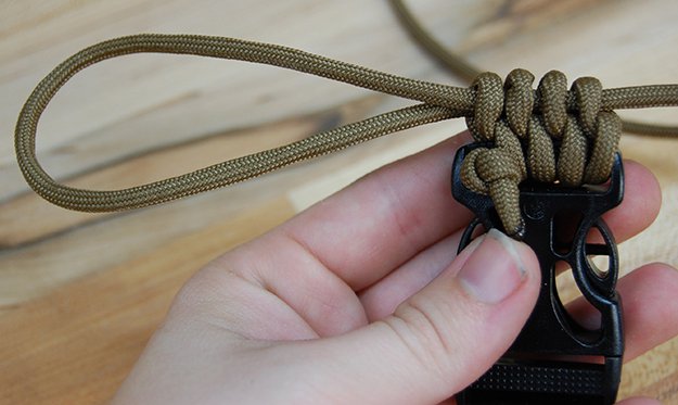 Tighten finger loop | How To Make A Paracord Belt: Step-By-Step Instructions