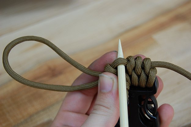 Tighten finger loop using skewer | How To Make A Paracord Belt: Step-By-Step Instructions