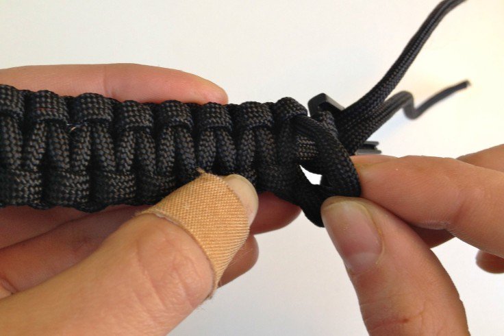 How to Tie A Paracord Bracelet: Cobra Survival Weave