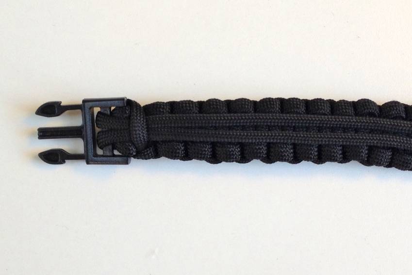 How to Tie A Paracord Bracelet: Cobra Survival Weave