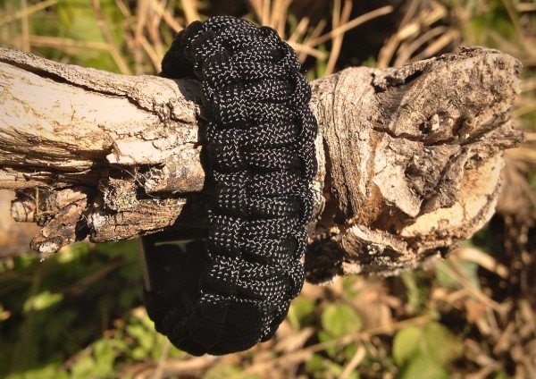 how-to-tie-a-paracord-bracelet-cobra-weave.jpg
