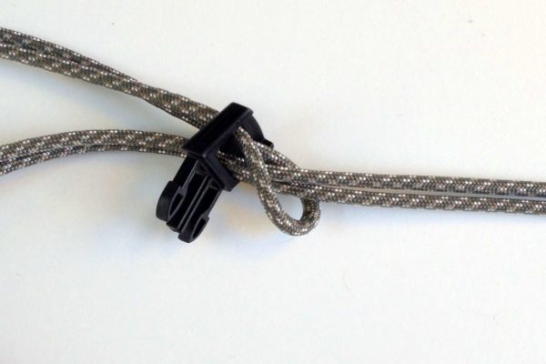 Pull the ends through the loop to fasten the buckle onto the paracord.