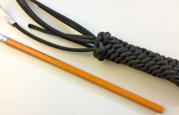 Tighten the knot | How To Make A Paracord Keychain