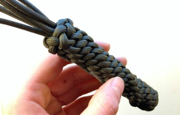 Tighten the knot all the way to finish | How To Make A Paracord Keychain