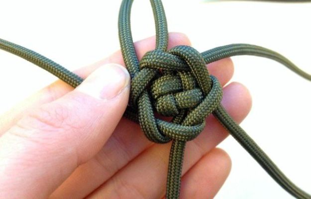 Closed a crown knot | How To Make A Paracord Keychain