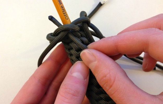 Finish it off by making a diamond knot | How To Make A Paracord Keychain