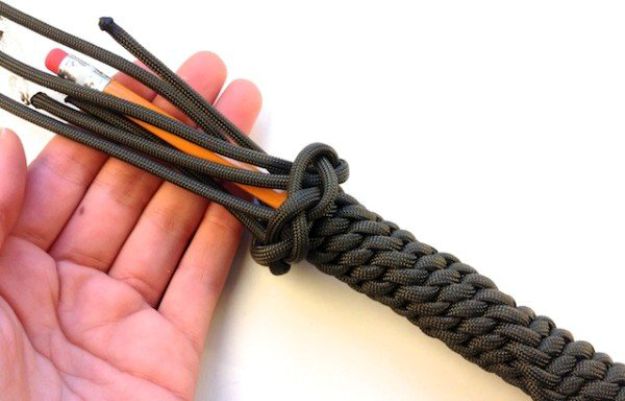 Finish the paracord key | How To Make A Paracord Keychain