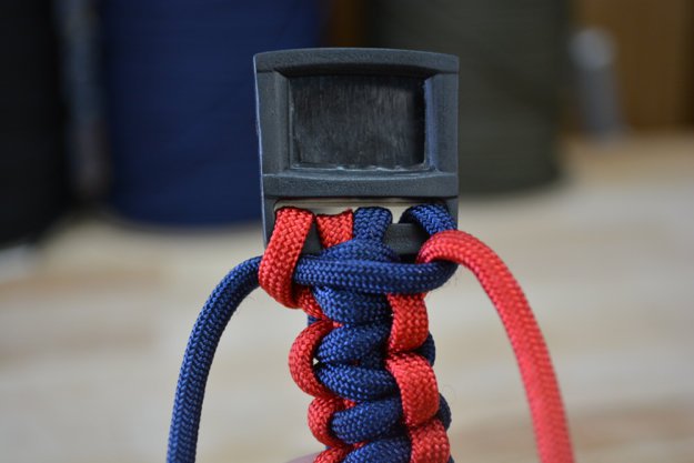 Tighten the loop | Learn To Make A Paracord Dog Collar | Instructions
