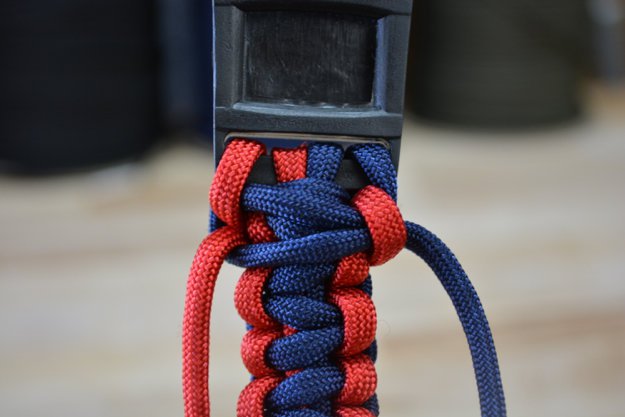 Tighten the loop | Learn To Make A Paracord Dog Collar | Instructions