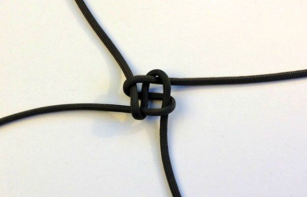 Tighten the knot | How To Make A Paracord Keychain 