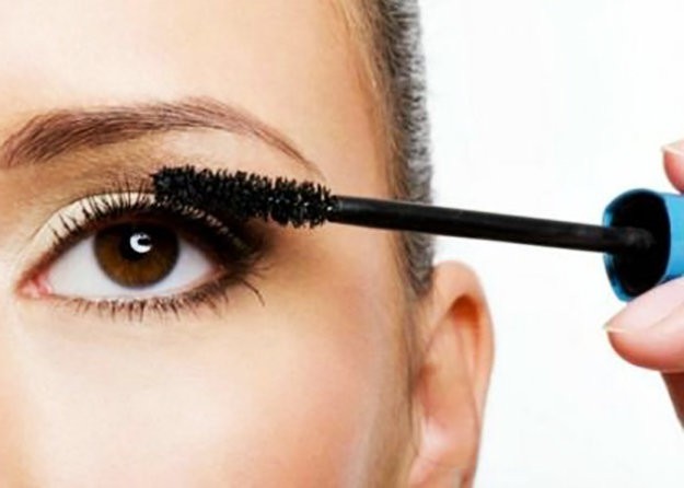 how-to-apply-false-eyelashes-makeup-tutorials-how-to-apply-eyeliner