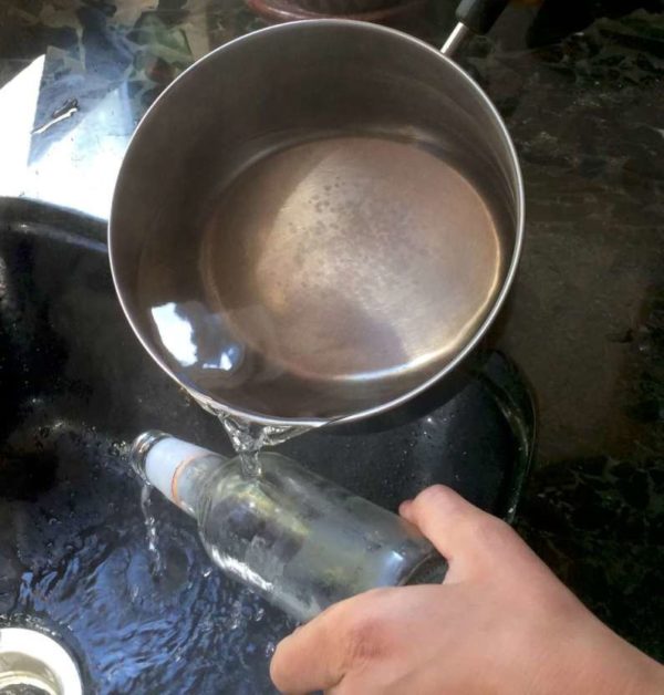 How to turn a glass bottle into a cup: run boiling water over the breaking point. See the complete instructions on DIY Projects.com