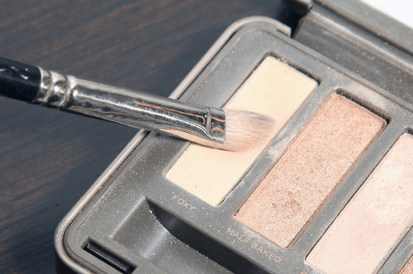 use a neutral eyeshadow palette for a smokey eye foundation | eye makeup tutorials diyprojects.com