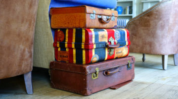 Luggage bags suitcase baggage | DIY Ways To Upcycle Vintage Suitcases | vintage style decorative suitcases | vintage suitcase | Featured