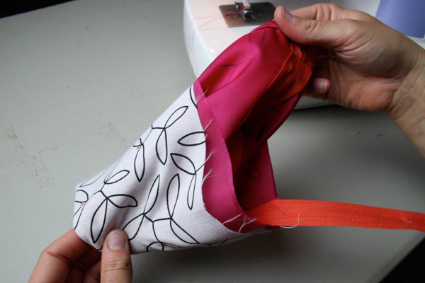 How to sew a makeup bag | Sewing Tutorials on DIY Projects.com