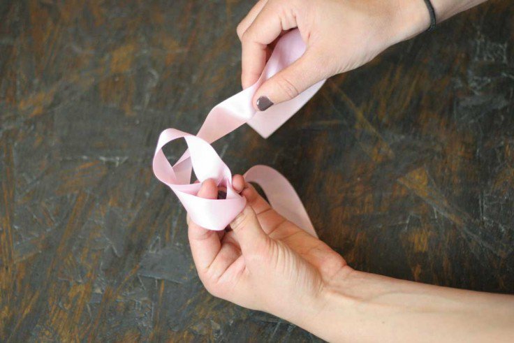 How to Make a Bow Out of Ribbon | How to Tie a Bow