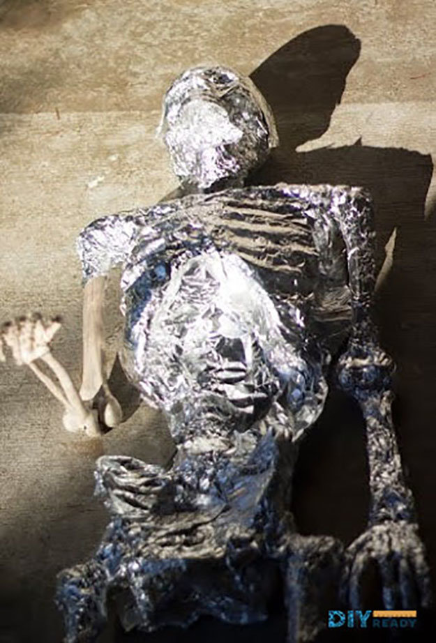 Wrap the Skeleton in Tin Foil | Halloween Decorating Ideas | DIY Decayed Corpse Props