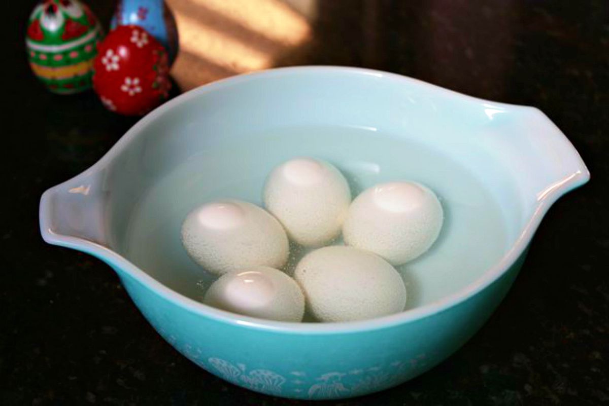 Eggs in a blue bowl | DIY Easter Egg Projects with Shaving Cream (Yup!)