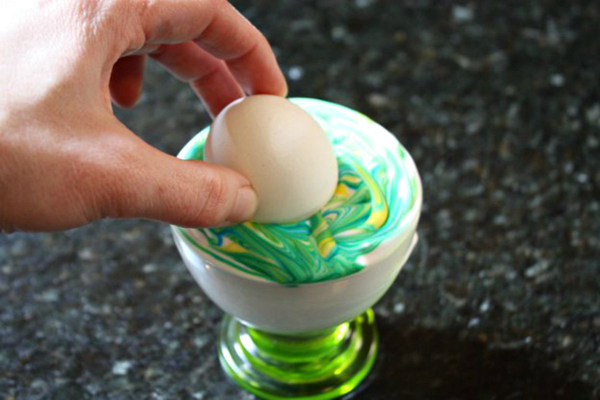 Egg in shaving cream | DIY Easter Egg Projects with Shaving Cream (Yup!)