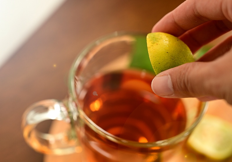 left hand squeeze lemon into tea | red detox tea recipe
