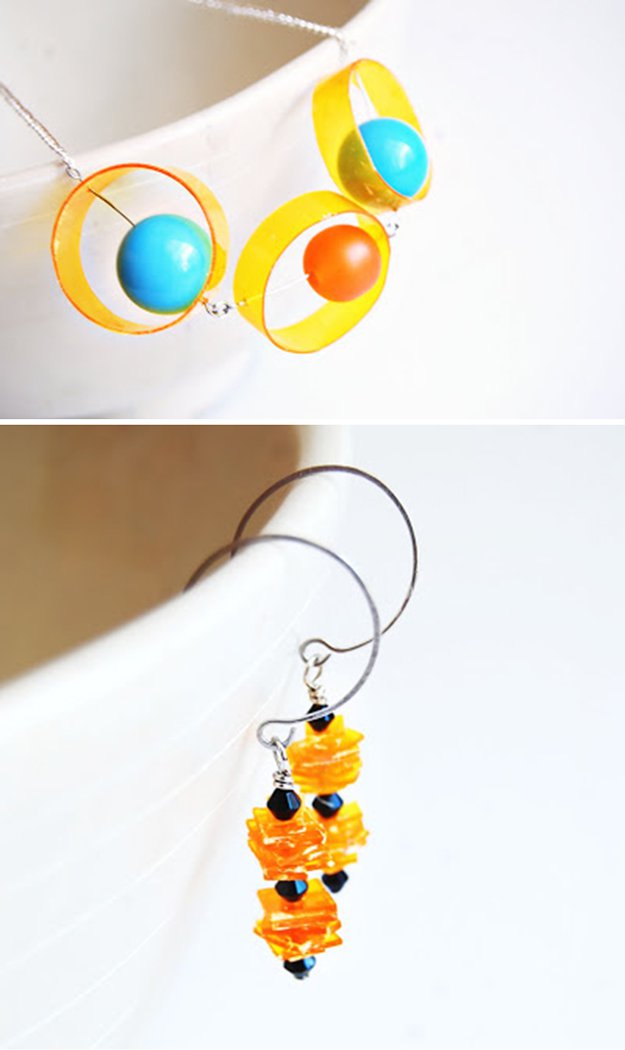 Cute diy jewelry with pill bottles | 15 Awesome DIY Uses for empty Pill Bottles | https://diyprojects.com/15-awesome-diy-uses-for-pill-bottles/