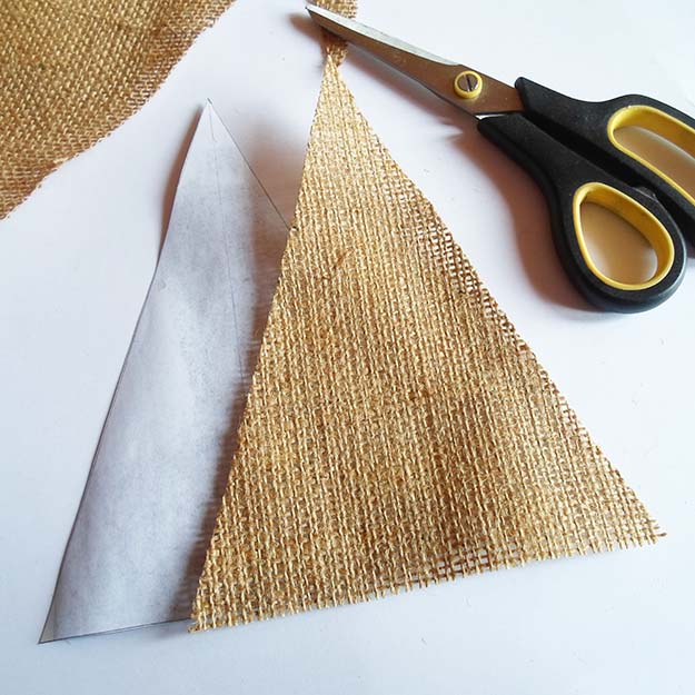 How to Make Burlap Bunting Banner | https://diyprojects.com/diy-chalkboard-and-burlap-bunting/
