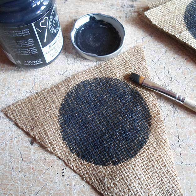 How to Make Burlap Banner Pattern | https://diyprojects.com/diy-chalkboard-and-burlap-bunting/