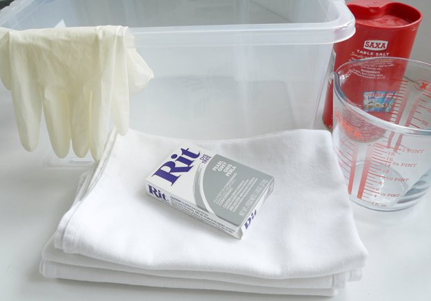 DIY Ombre Towel Ideas | https://diyprojects.com/ombre-dip-dye-tea-towels/