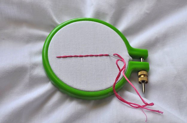 The Backstitch |  بخیه های گلدوزی DIY در https://diyprojects.com/backstitch-embroidery-stitches/