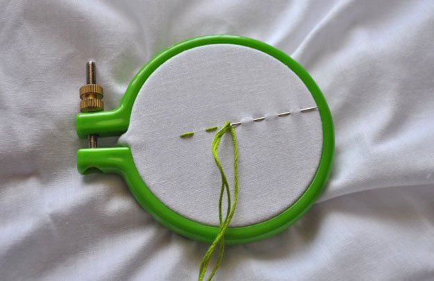 The Running Stitch |  بخیه های گلدوزی DIY در https://diyprojects.com/running-stitch-embroidery-stitches/