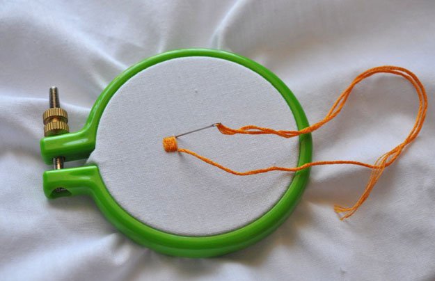 دوخت ساتن را ببینید |  دوخت گلدوزی در https://diyprojects.com/satin-stitch-embroidery-stitches/