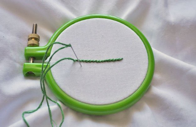The Stem Stitch |  بخیه های گلدوزی DIY در https://diyprojects.com/stem-stitch-embroidery-stitches/