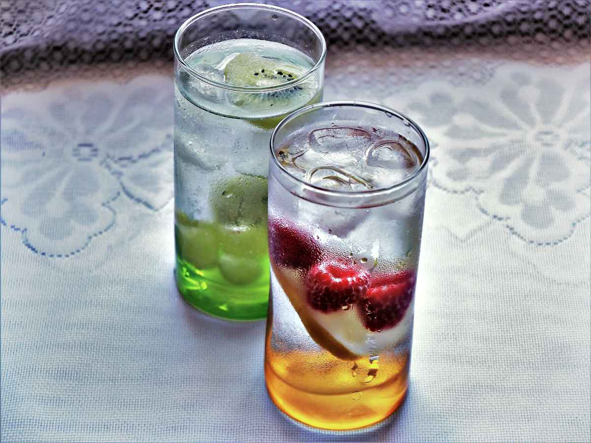 دو لیوان آب سم زدایی میوه |  چگونه بدن خود را سم زدایی کنید: نکات، ترفندها و دستور العمل های سم زدایی