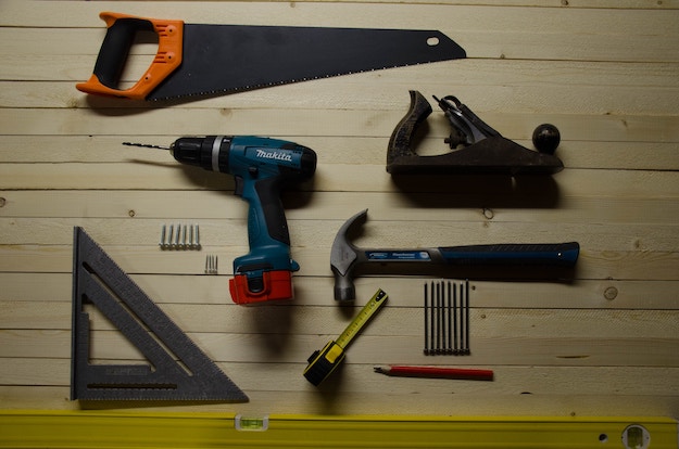 Check out The Complete Guide To Wood Working Tools For Beginners at https://diyprojects.com/guide-wood-working-tools-beginners/