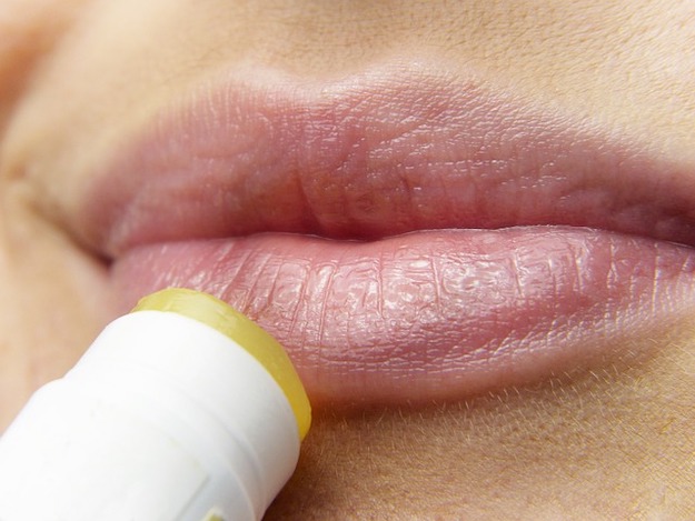 در https://diyprojects.com/easy-diy-beauty-recipes-heal-chapped-lips/ 5 دستور العمل زیبایی DIY برای درمان لب های ترک خورده را ببینید.