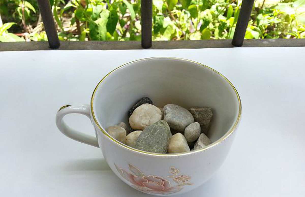 Small stones in teacup | DIY Fairy Garden To Create A Little Zen In Your Busy Life