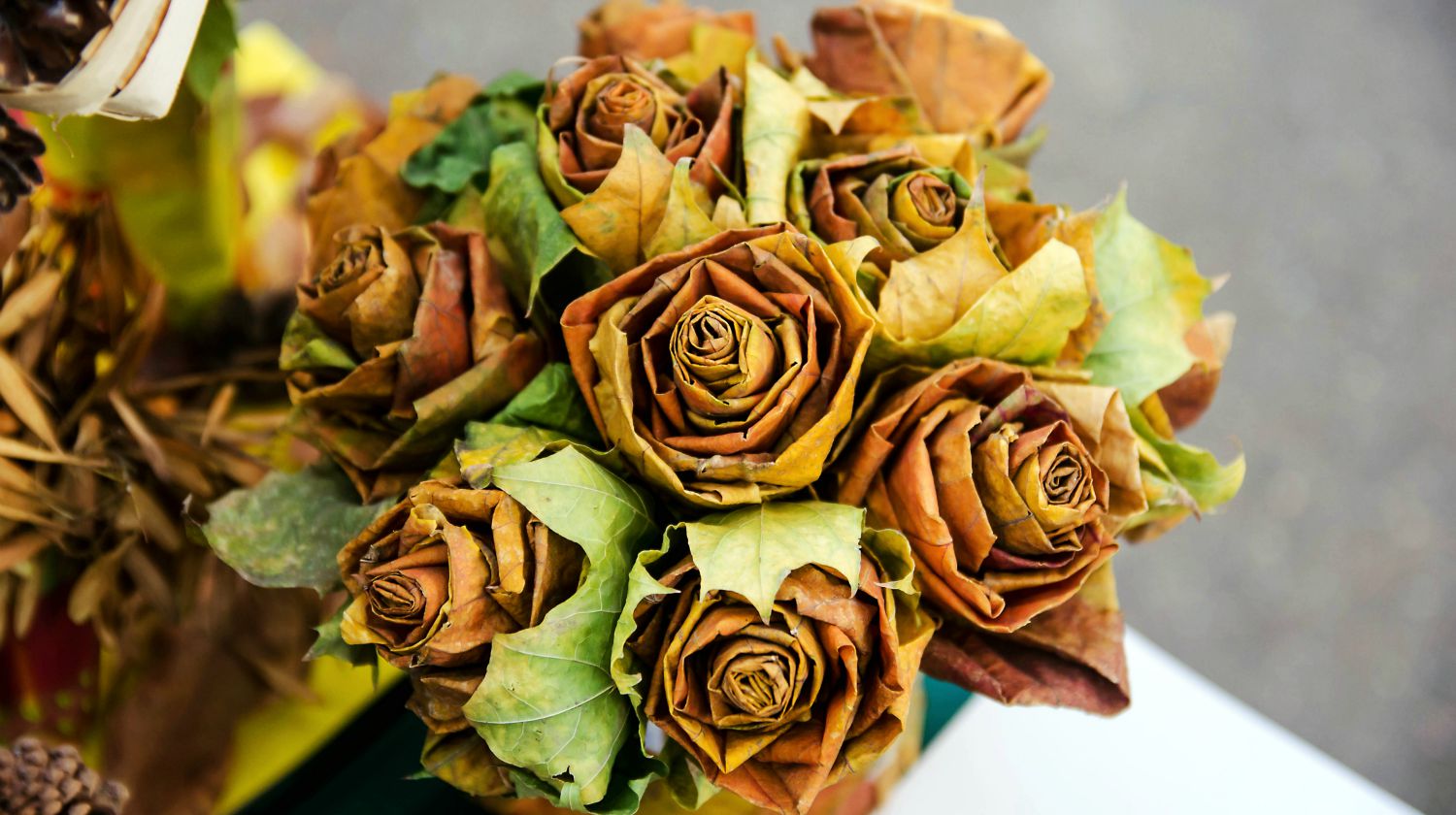 Bouquet of the roses made of dried autumn leaves | DIY Decorating Ideas With Actual Fall Leaves | Featured