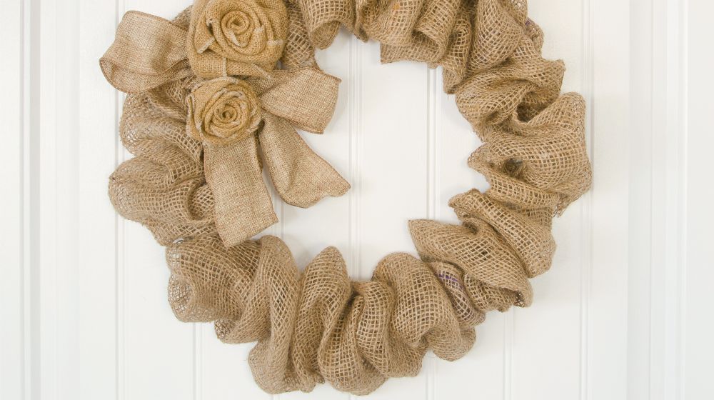 burlap wreath bow roses on door | DIY Burlap Bubble Wreath | DIY Crafts For Fall | DIY Burlap Bubble Wreath | how to make a ruffled burlap wreath | Featured
