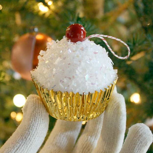Cupcake Christmas Tree Ornament | Easy DIY Christmas Ornaments For A Personalized Tree Decor