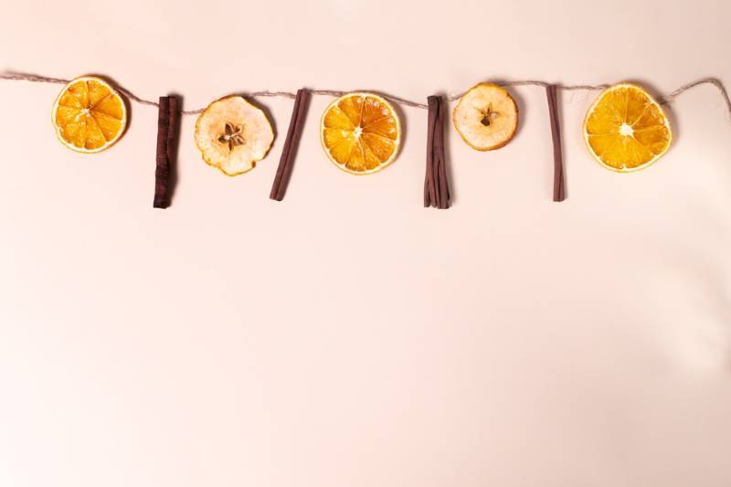 festive-garland-cinnamon-sticks-dried-oranges | room decor