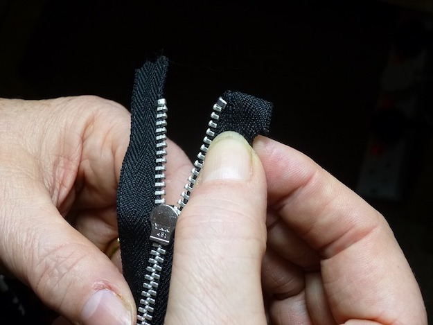 ببینید چگونه زیپ شکسته خود را مانند یک حرفه ای تعمیر کنید |  ایده های DIY در https://diyprojects.com/fix-broken-zipper/