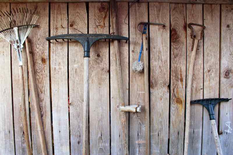 DIY gardening hand tool wall storage | DIY Garden Tool Rack