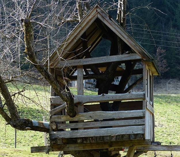 Build the walls and the roof | Make Memories With Your Kids With These DIY Treehouse Tips | DIY Projects