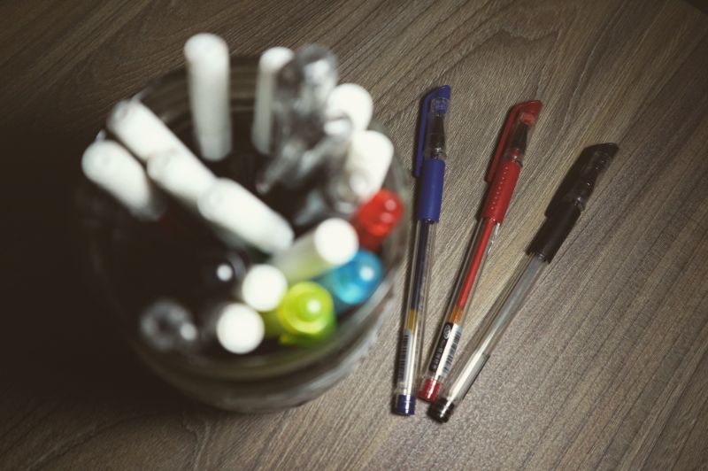 verschiedene farbige Kugelschreiber |  Weithals-Einmachgläser