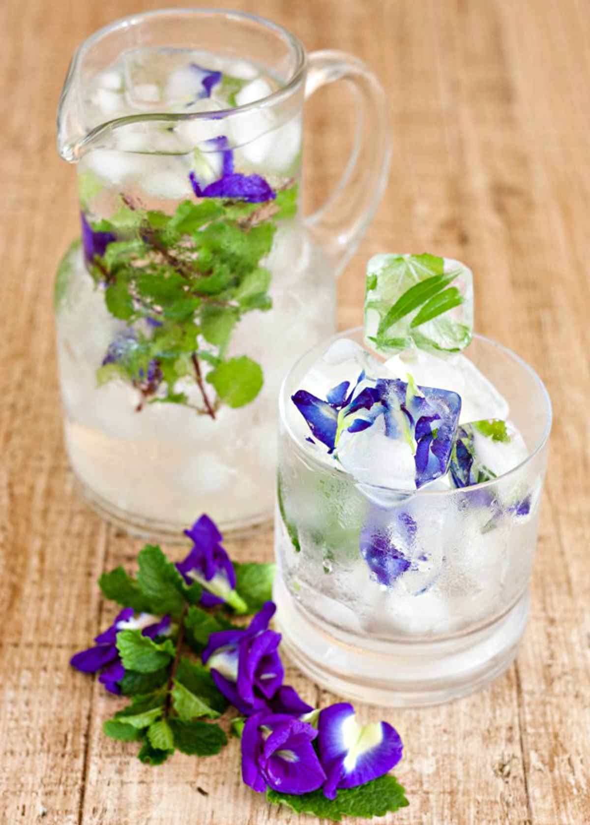 DIY flower ice cubes | DIY Beach Party Ideas For Your Beach-Themed Celebration