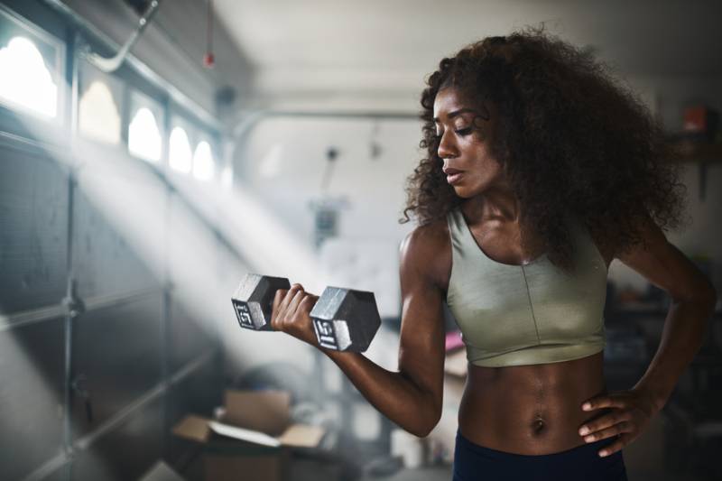 زن سیاهپوست آمریکایی متناسب با ورزش |  قفسه اسکات ارزان