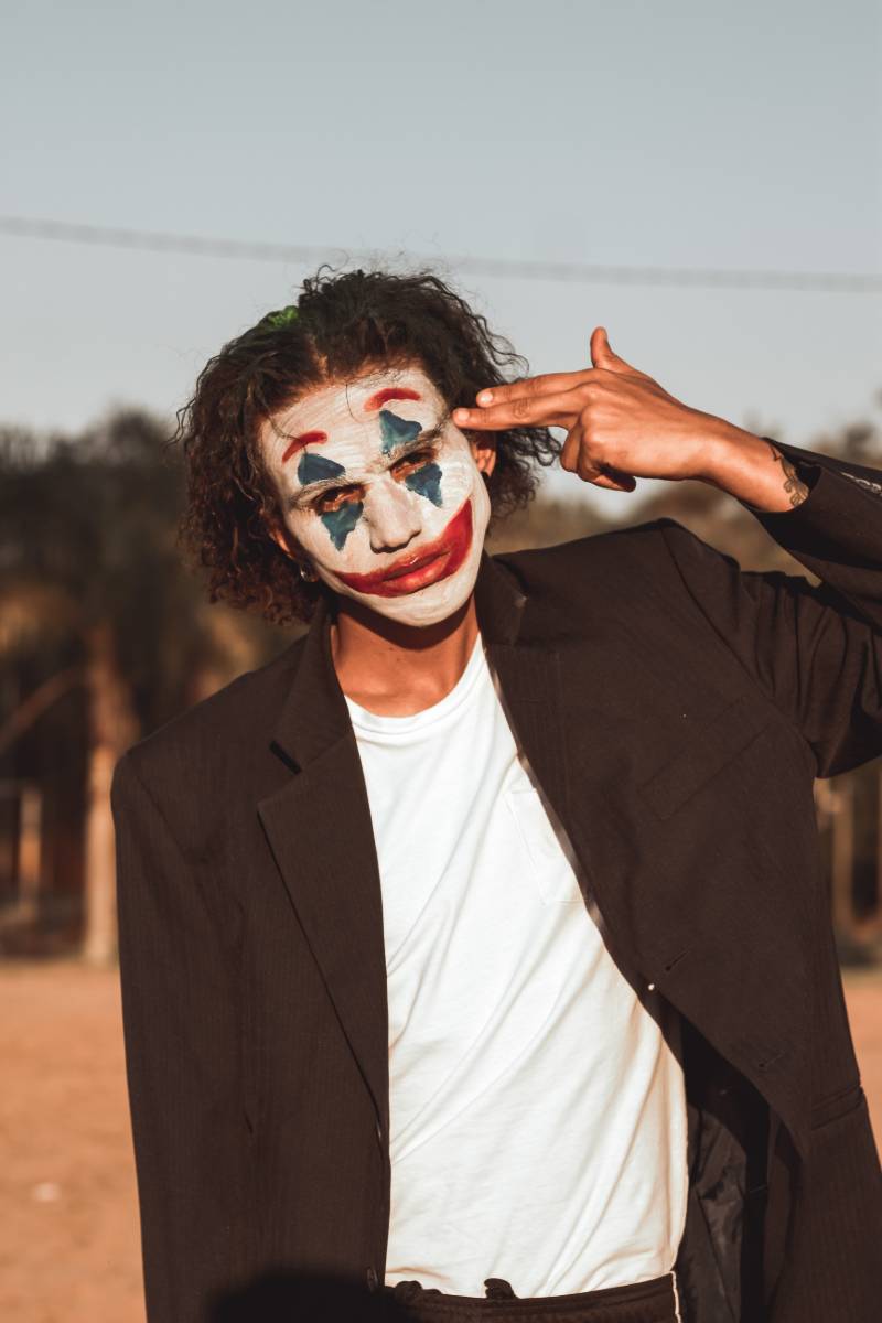 Mann, der das Joker-Make-up trägt | Superheldenkostüme für Erwachsene in meiner Nähe