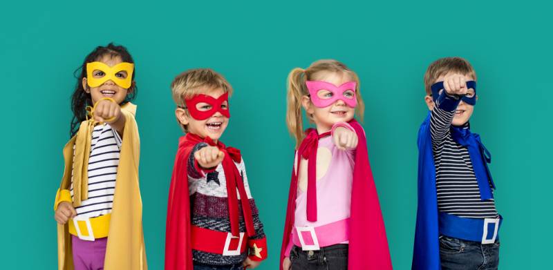 Superheld-Kinder-Freundschaft-Lächeln-Glück-verspielt | Superhelden Kostüm Design